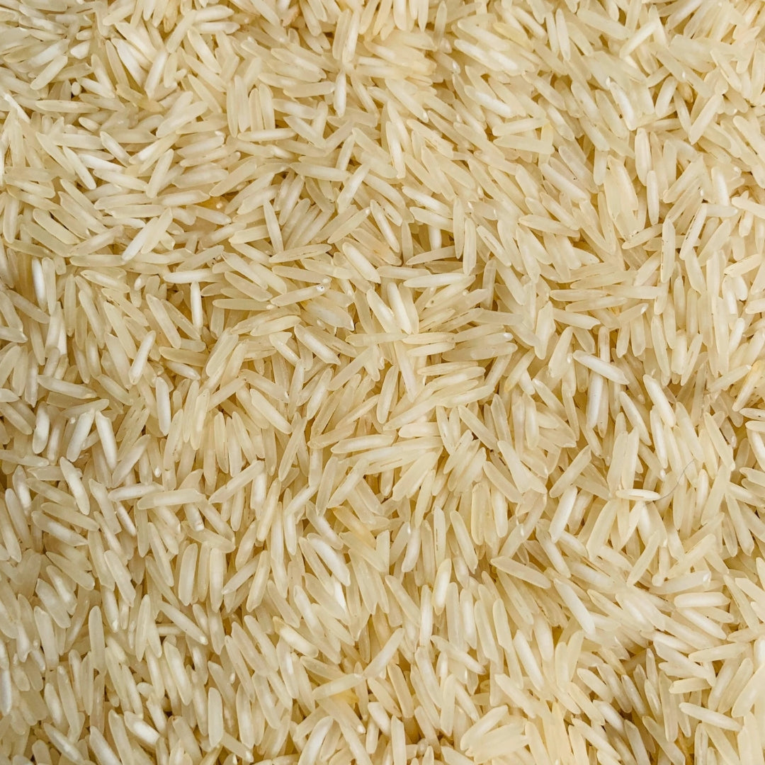 Organic basmati rice grains with a long and slender shape, ideal for flavorful dishes