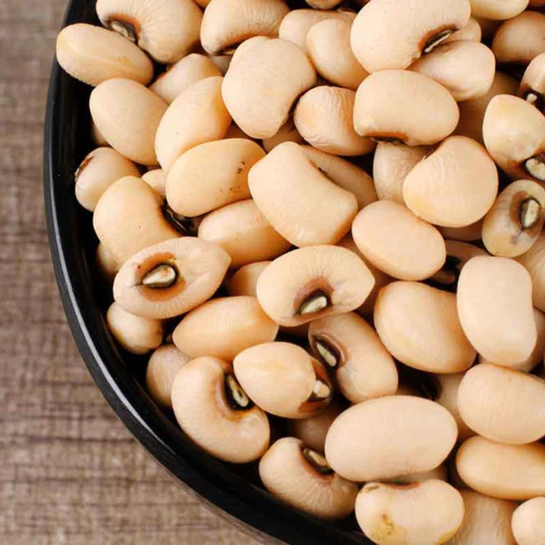 Bowl of organic black eyed peas showcasing their natural cream color and oval shape