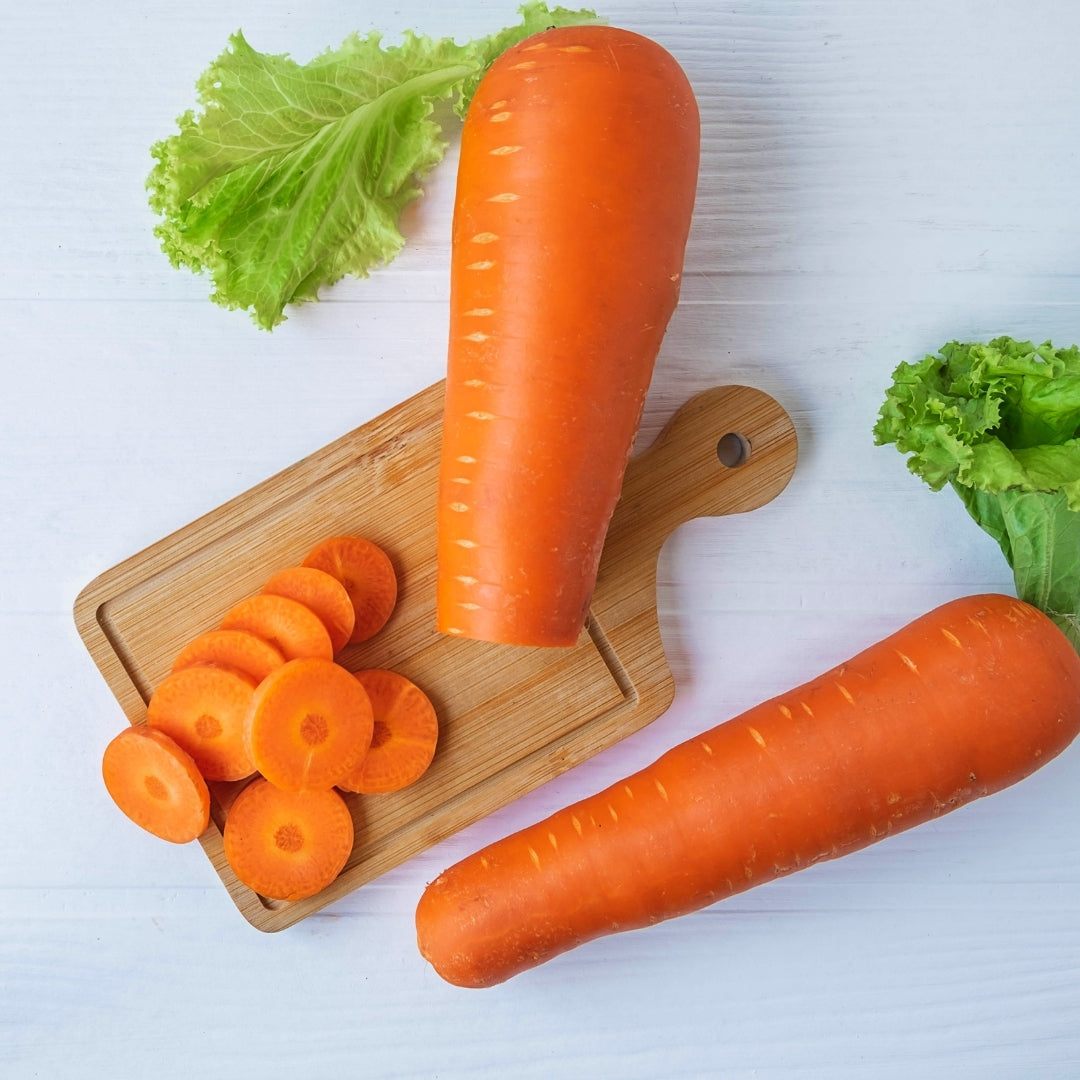 Fresh organic carrot online Mumbai displayed on a cutting board with sliced pieces